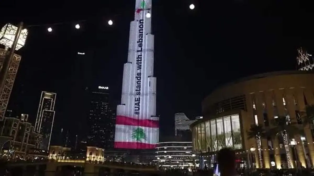  نورپردازی پرچم لبنان روی برج خلیفه در دبی