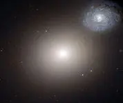 دو کهکشان عجیب در یک پرتره خانوادگی! + عکس