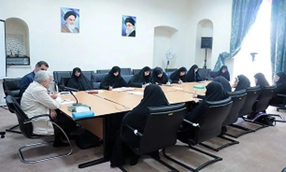 جلیلی: باید مشکلات کشور را قدم به قدم و مانند سایه دنبال کرد