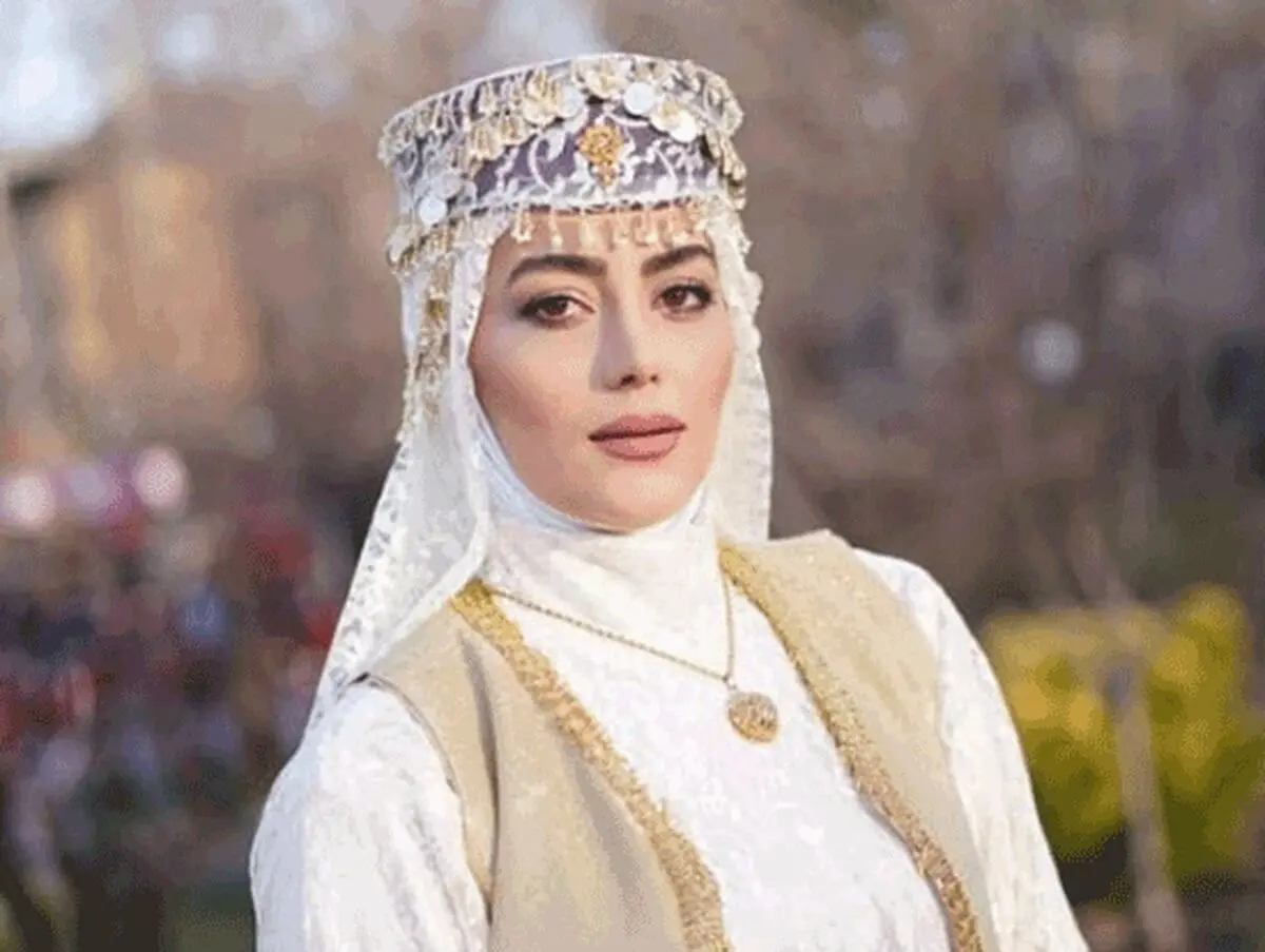 هدیه بازوند کت و شلواری شد