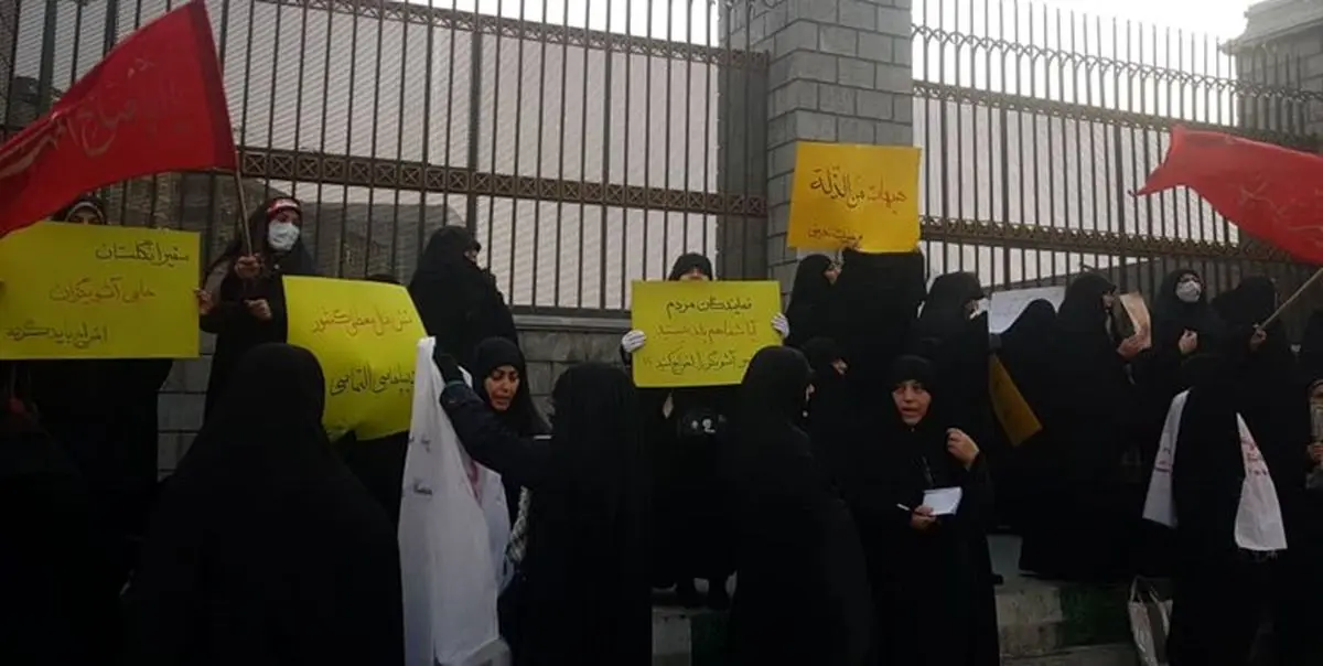 دانشجویان با تجمع مقابل مجلس خواستار اخراج سفیر انگلیس از کشور شدند