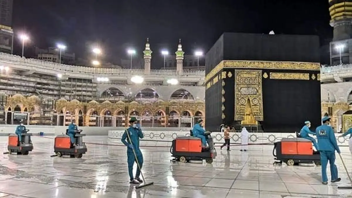 استفاده روزانه ۵۴ هزار لیتر مواد ضدعفونی کننده برای مسجد الحرام+ عکس