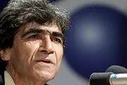 
هنرمندان با لباس سفید در تشییع ناصر تقوایی
