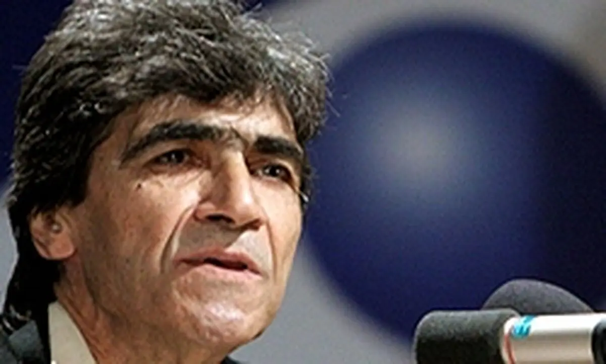
هنرمندان با لباس سفید در تشییع ناصر تقوایی
