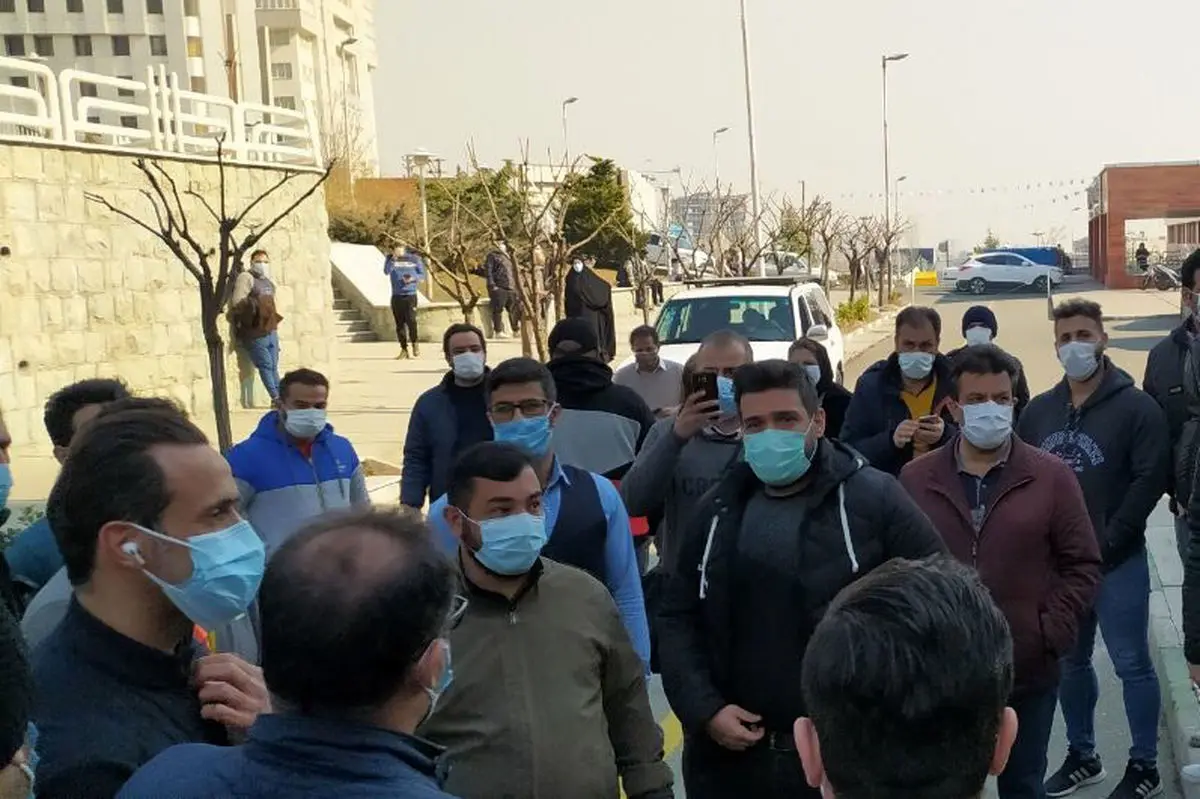 چهره های مشهور مقابل بیمارستان پیگیر وضعیت علی انصاریان +عکس