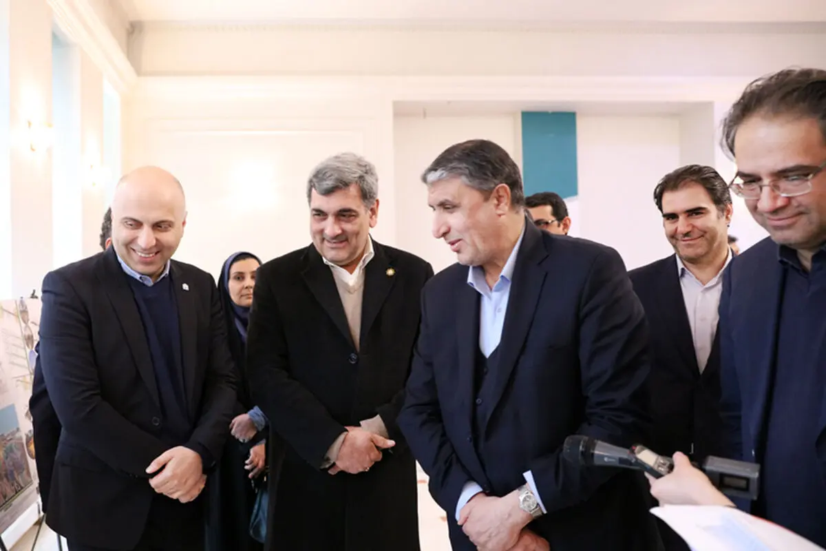 دیدار حناچی از نمایشگاه آثار مسابقه بازآفرینی محور شهری «طراحی فضای فوقانی تونل راه آهن تهران-تبریز»
