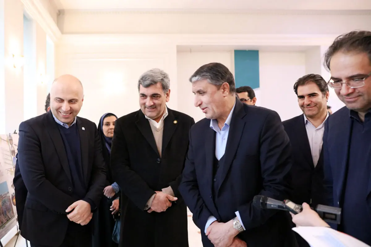 دیدار حناچی از نمایشگاه آثار مسابقه بازآفرینی محور شهری «طراحی فضای فوقانی تونل راه آهن تهران-تبریز»