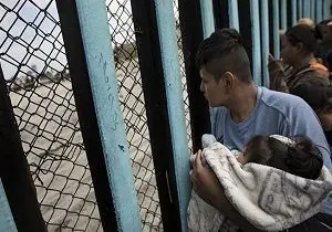کودکان مهاجر به همراه والدینشان در آمریکا بازداشت می شوند