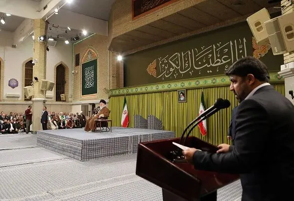دیدار مداحان و شاعران اهل بیت‌(ع) با مقام معظم رهبری/گزارش تصویری