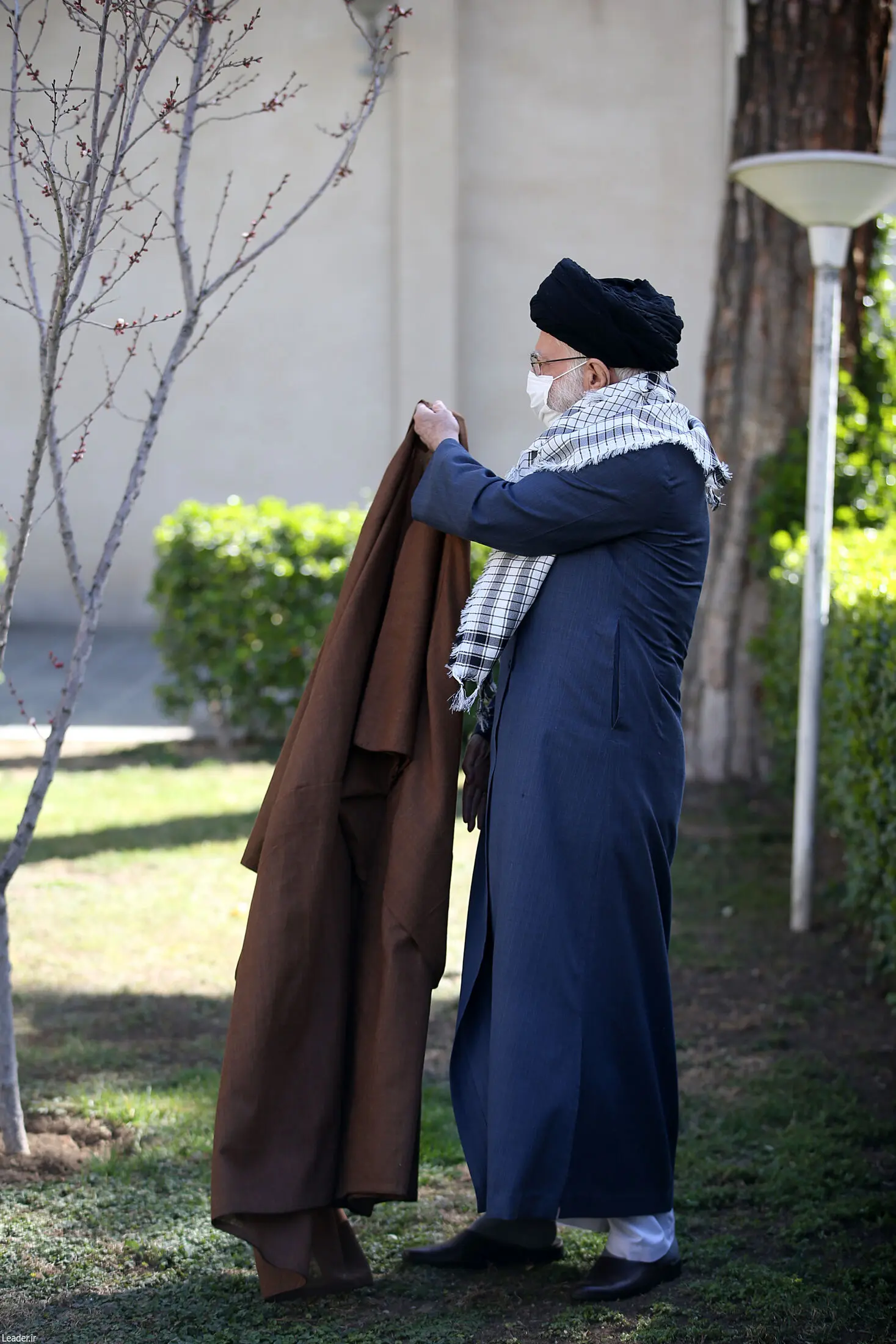رهبر معظم انقلاب به مناسبت روز دختکاری نهال کاشتند/گزارش تصویری