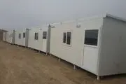 مردی که روی کانکس زلزله زدگان نقاشی می کشد+تصاویر
