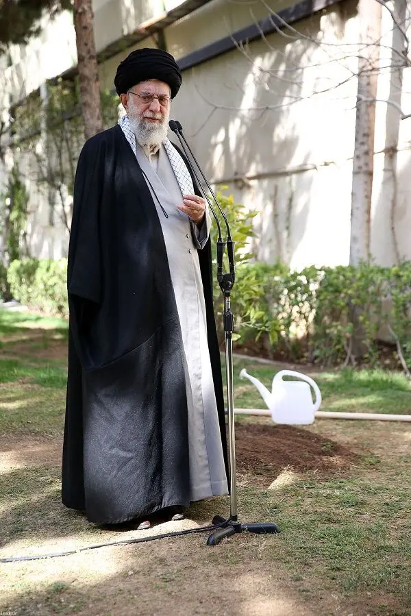 رهبر انقلاب اسلامی در روز درختکاری سه اصله نهال کاشتند/گزارش تصویری