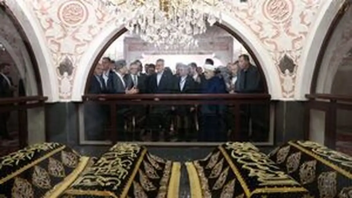 
پزشکیان در باکو به زیارت رفت
