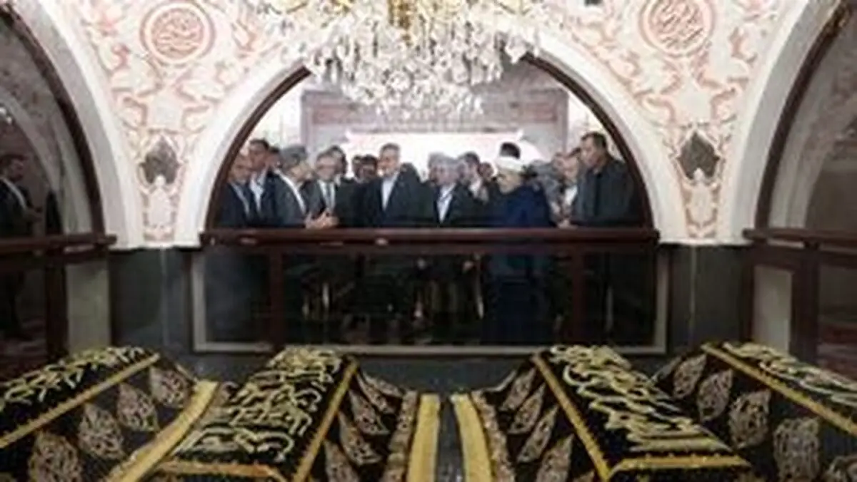 
پزشکیان در باکو به زیارت رفت
