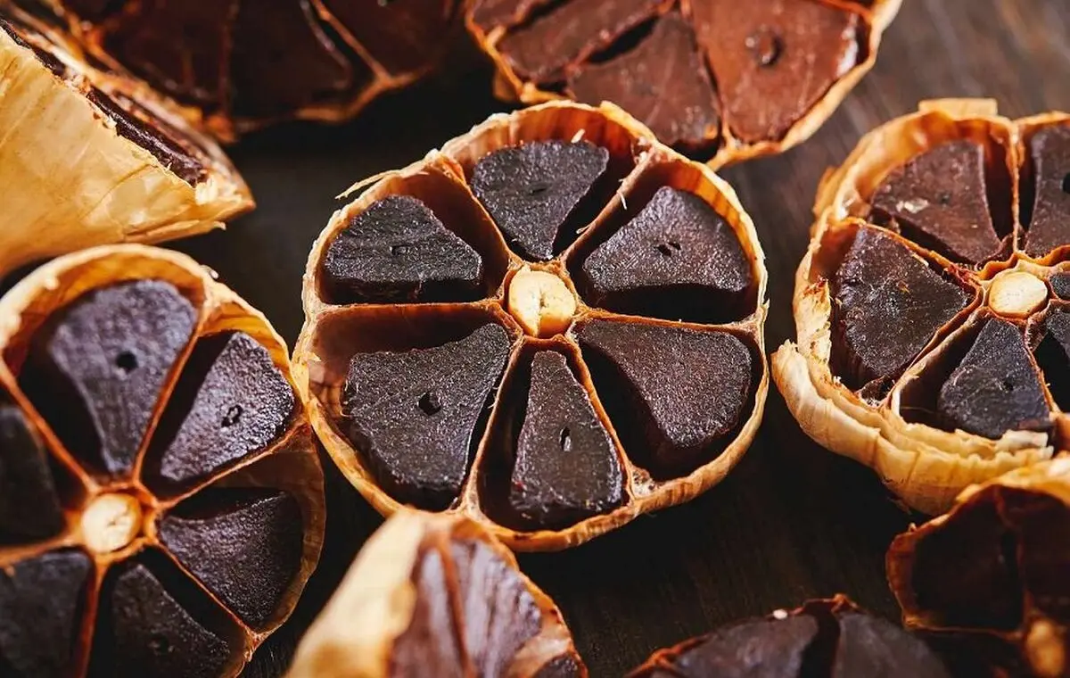 خواص سیر سیاه چیست؛ ۷ فایده‌ بی‌نظیر این ماده‌ غذایی