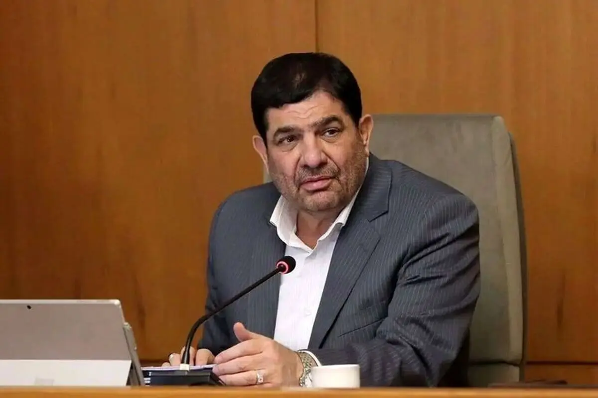فرزند شهید حاجی زاده در آغوش دکتر محمد مخبر مشاور و دستیار مقام معظم رهبری -بهشت زهرا (س)