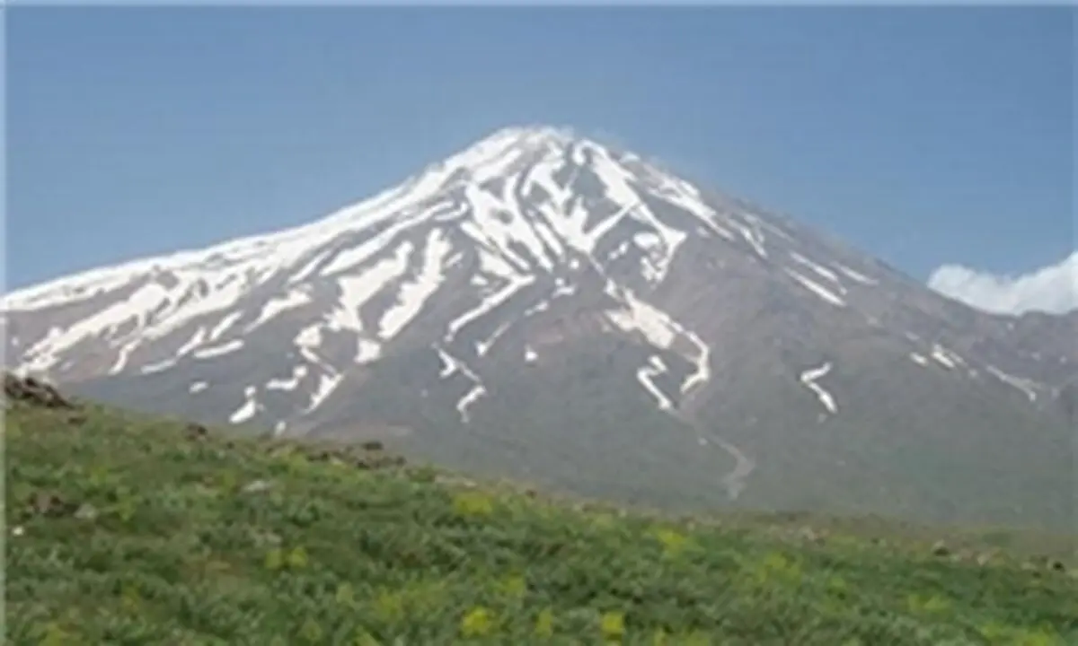 کوهنوردان شهمیرزادی به قله دماوند صعود کردند
