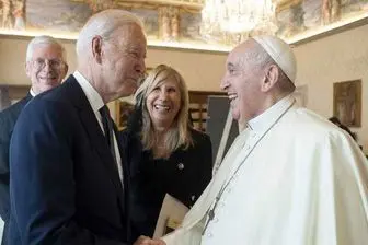 گاف جدید رئیس جمهور آمریکا در دیدار با پاپ + فیلم