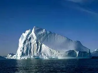 جزیره عظیم یخ در مسیر کانادا