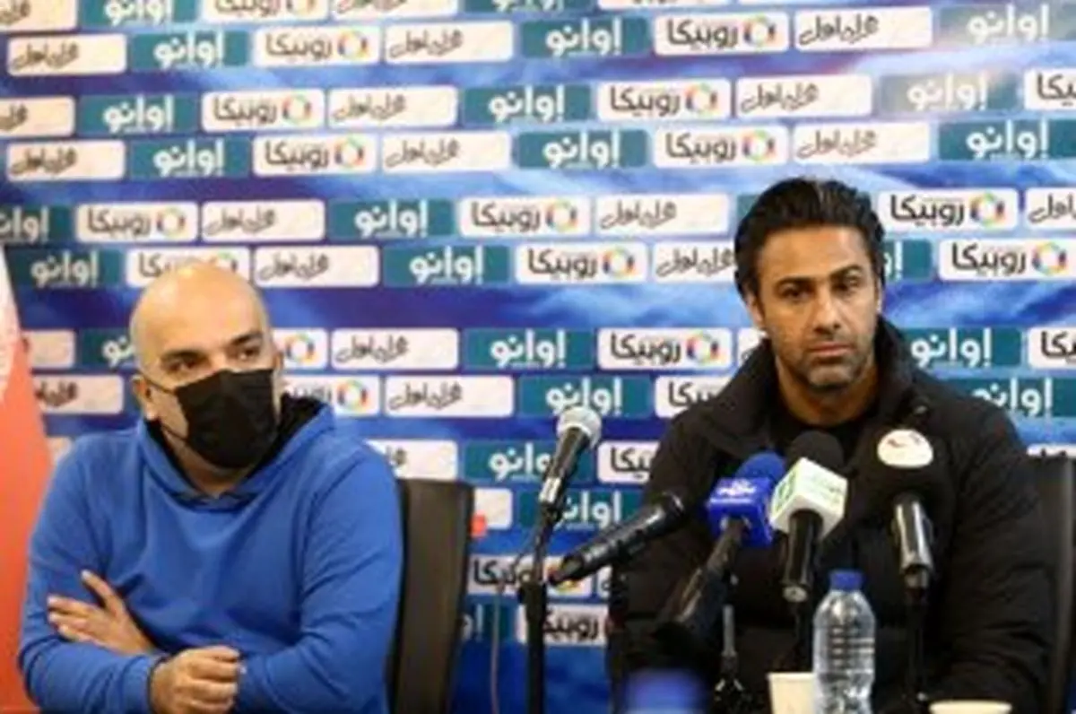 مجری برنامه فوتبال برتر باید از هواداران استقلال عذرخواهی کند!