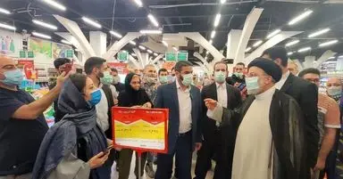 حضور رئیسی در میدان میوه و تره‌بار تهران