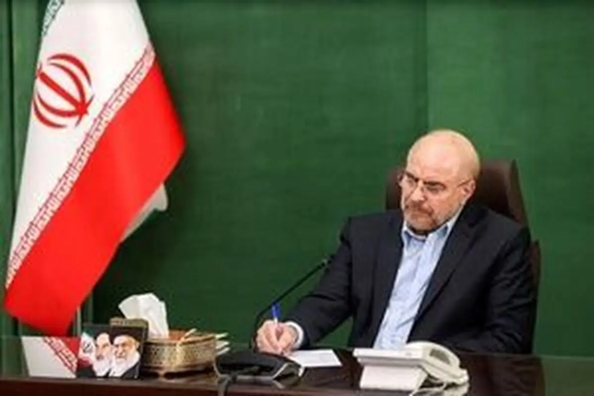  دستخط قالیباف بر روی یک تابلوی ویژه 