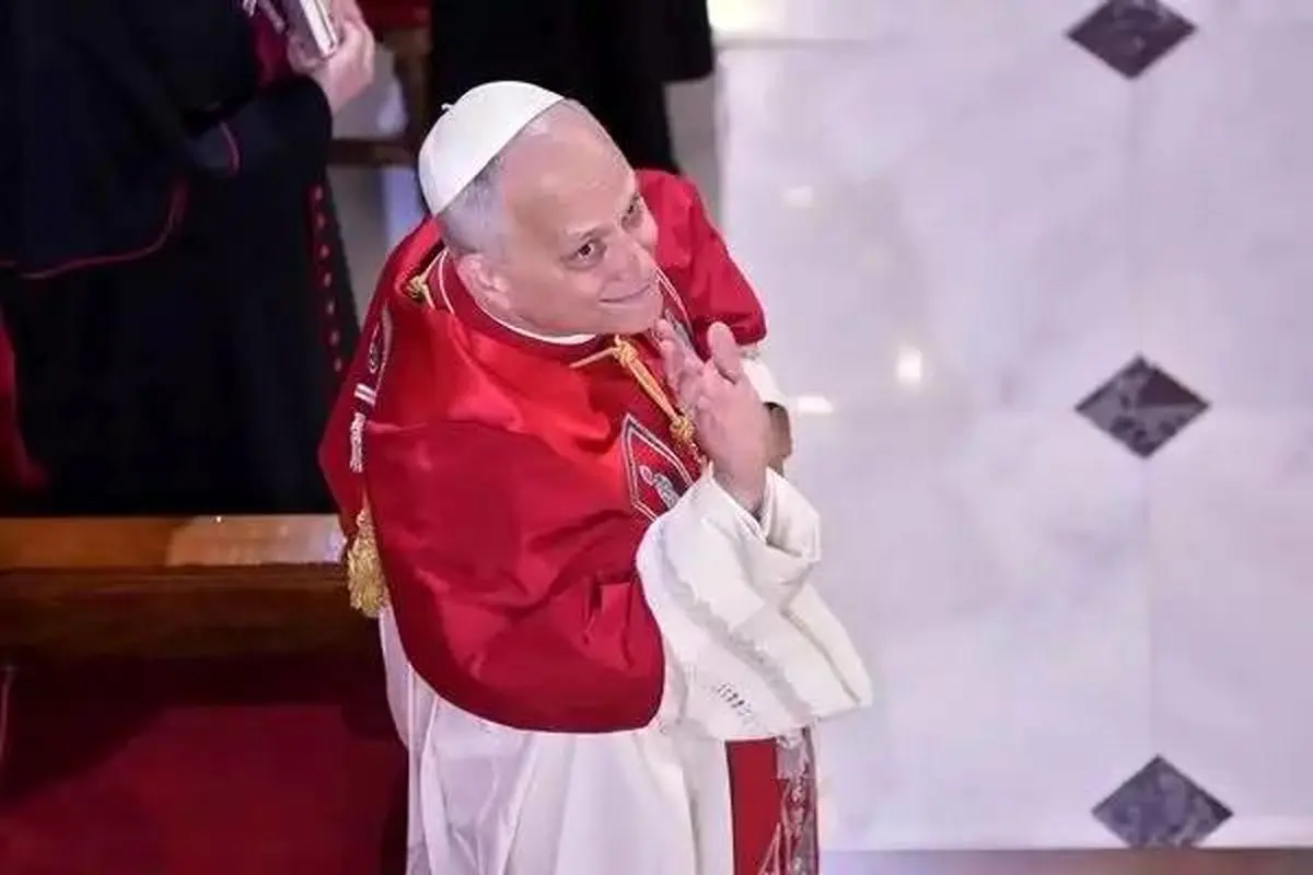 دردسر پاپ برای رونمایی از لوح یادبود در ترکیه/فیلم