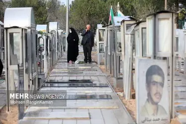 لحظات تحویل سال در گلزار شهدای تهران