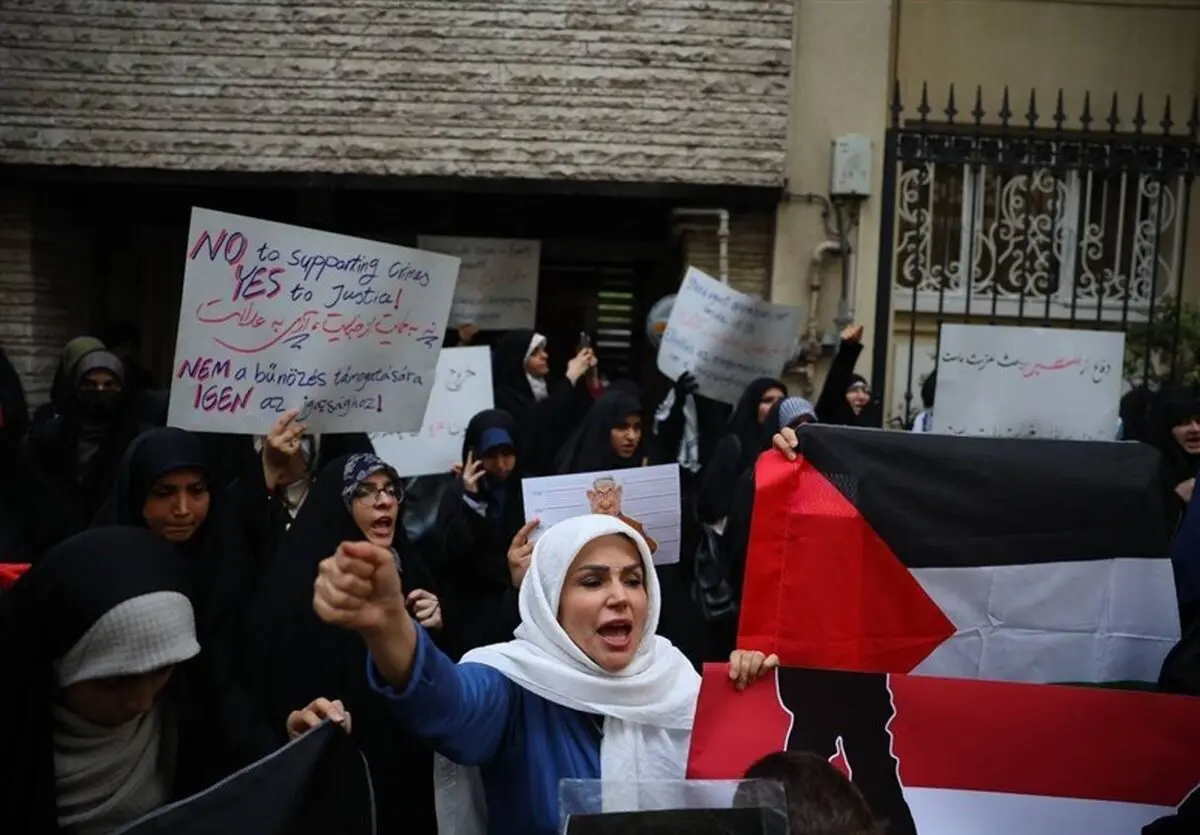تجمع دانشجویان مقابل سفارت مجارستان در تهران + عکس
