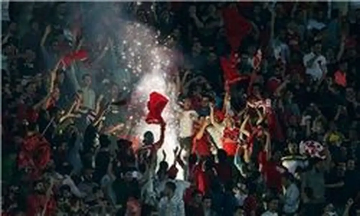شعار هواداران ذوب‌آهن علیه مهدی‌پور و اسماعیلی‌فر