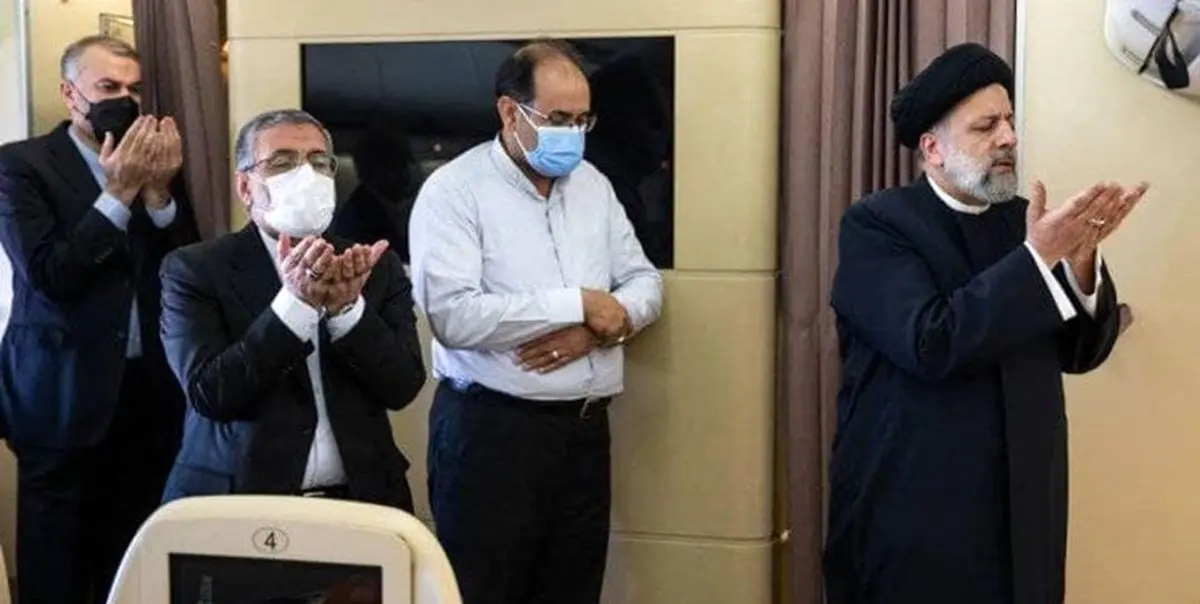 اقامه نماز وحدت در هواپیمای رئیسجمهوری در مسیر تاجیکستان