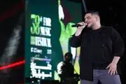 آرون افشار آغازگر اجراهای بخش جنبی جشنواره فجر + فیلم