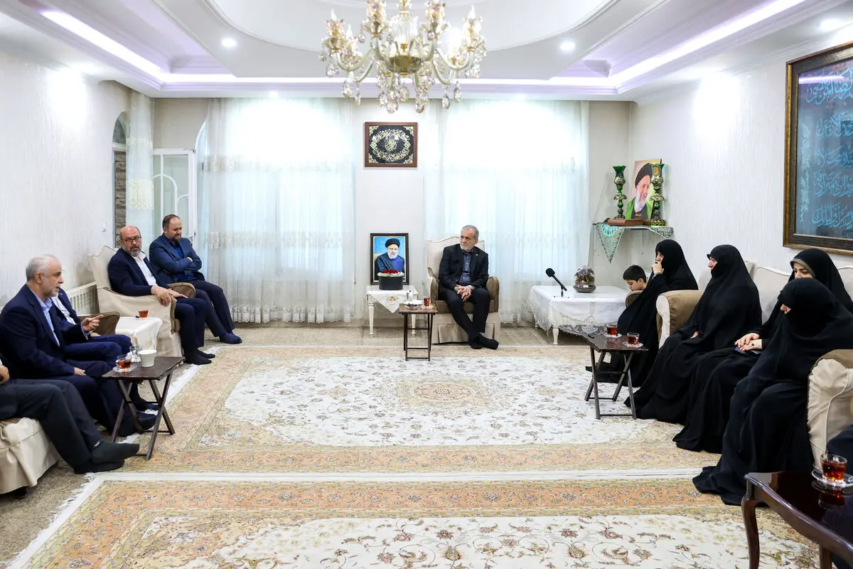 حضور پزشکیان در منزل ساده شهید رئیسی +تصاویر