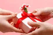 چرا باید هدیه را اول به دخترها داد؟/ روایت پیامبر اکرم(ص)درباره هدیه دادن