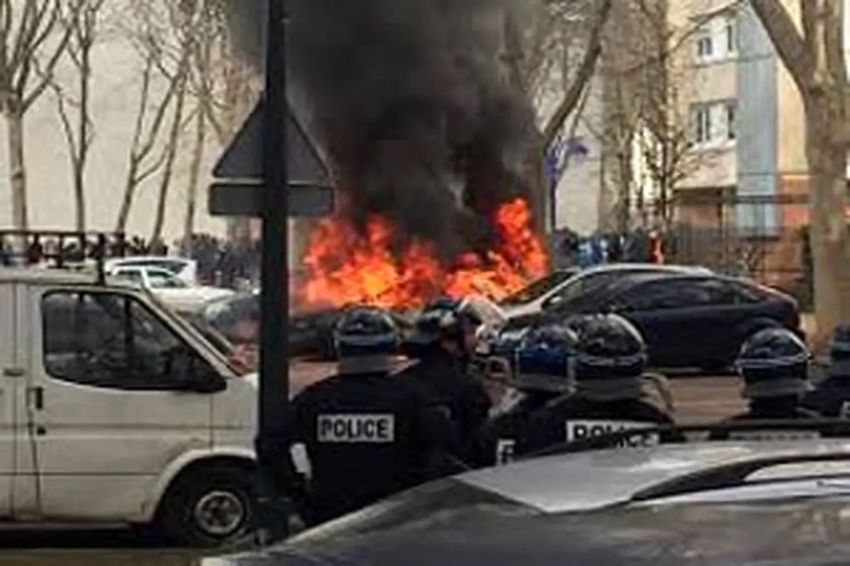 دست کم ۲۱ خودرو در شهر گرونوبل فرانسه به آتش کشیده شد