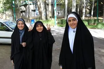 بازدید دختران جوان از موزه لباس ایران در سعد آباد