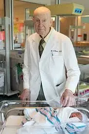 پیرترین پزشک جهان در گینس + عکس