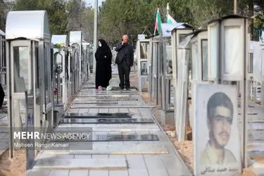 لحظات تحویل سال در گلزار شهدای تهران