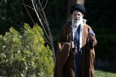رهبر معظم انقلاب به مناسبت روز دختکاری نهال کاشتند/گزارش تصویری