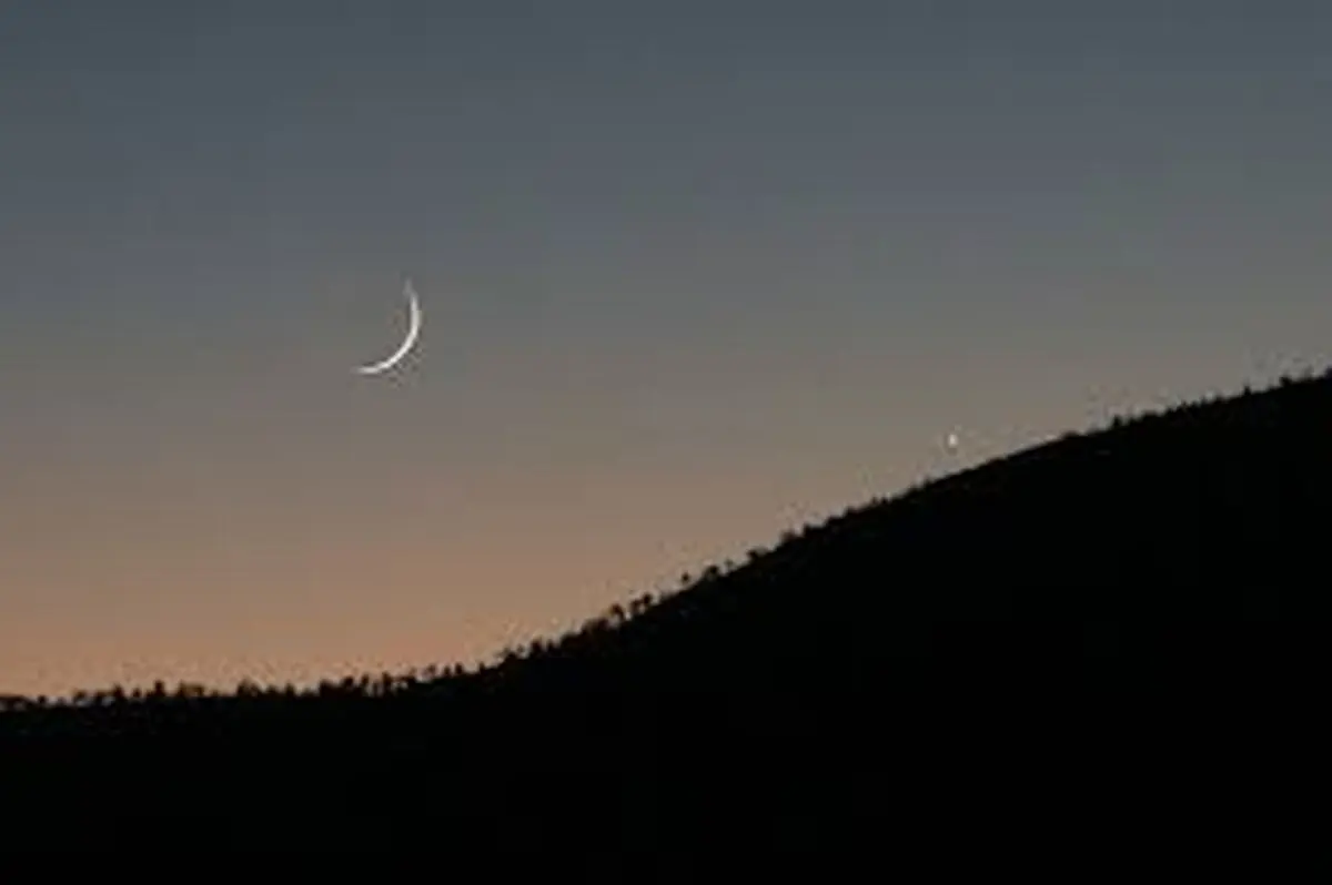 شنبه صبح منتظر رصد همنشینی ماه و سیاره زهره باشید! 