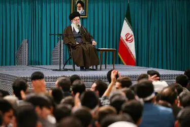 دیدار جمعی از رأی اولی‌ها و خانواده‌های شهدا با رهبر انقلاب