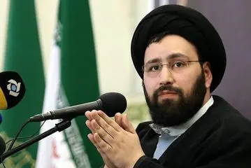 غوغای سید علی خمینی در بزرگداشت شهید خامنه‌ای: هرکس بخواهد مذاکره کند برای اینکه به صلح با آمریکا برسد، خائن است