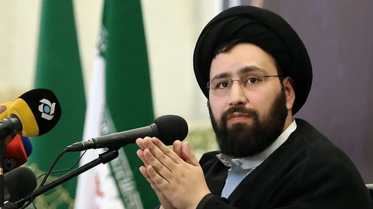 غوغای سید علی خمینی در بزرگداشت شهید خامنه‌ای: هرکس بخواهد مذاکره کند برای اینکه به صلح با آمریکا برسد، خائن است