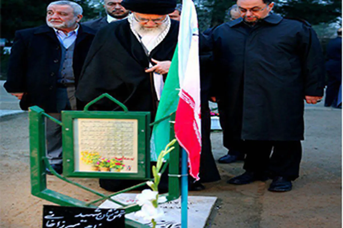حضور رهبر انقلاب بر سر مزار شهدای آتش نشان و تیپ فاطمیون