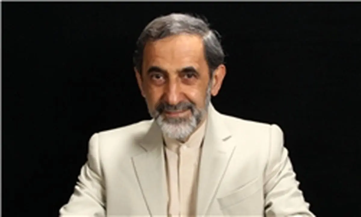 هر کسی که به عنوان معلم به دانشگاه آزاد بیاید باید در چارچوب نظام باشد