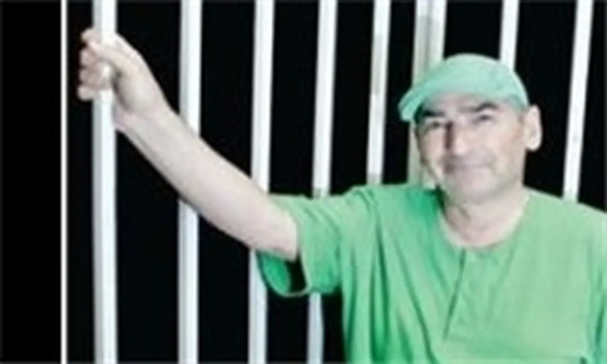 درگیری لفظی زیباکلام با خبرنگار/شما بازجوی اطلاعات هستید؟
