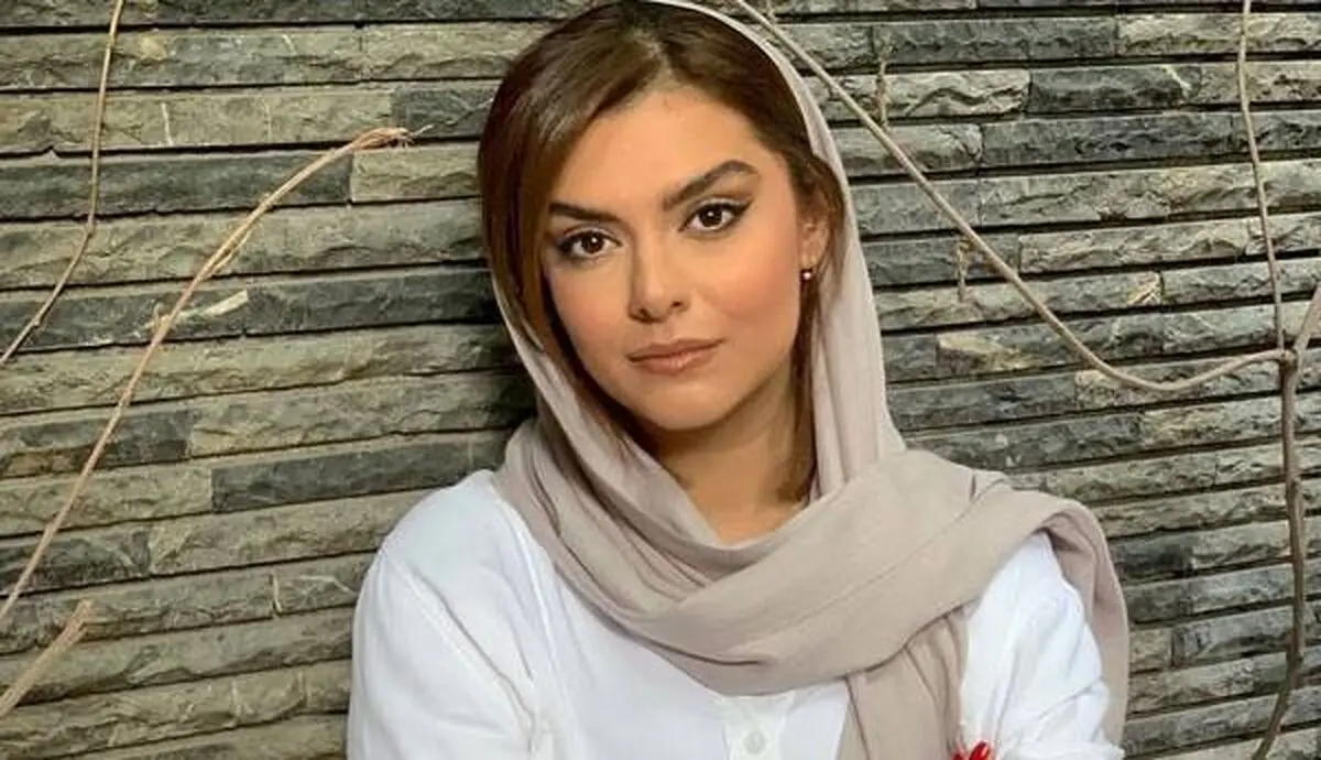 دنیا مدنی در کنار دیوار آرزوهایش