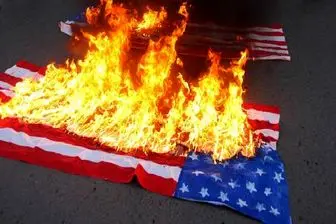 پرچم آمریکا در سیاتل به آتش کشیده شد