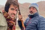 تیپ متفاوت مهیار «نون خ» در کافه /عکس