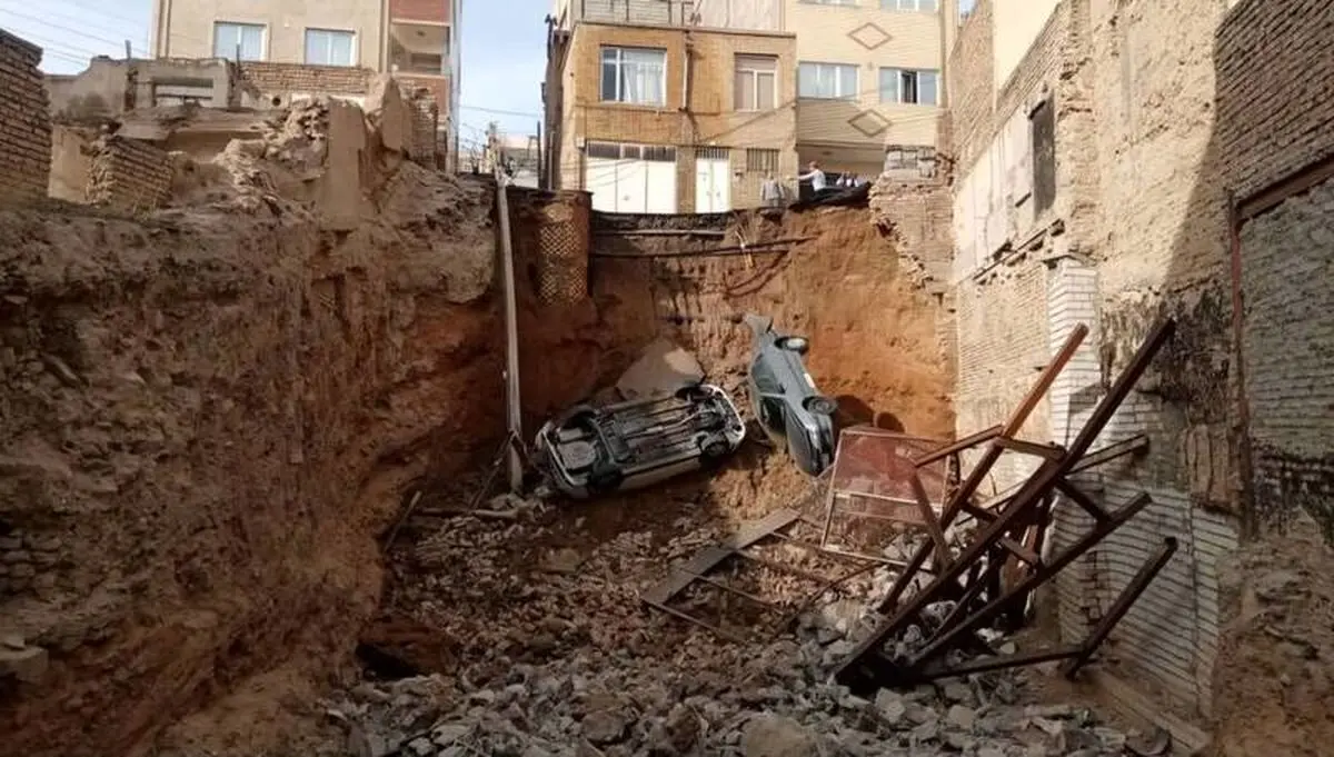 سقوط ۲ خودرو داخل محل گودبرداری +عکس